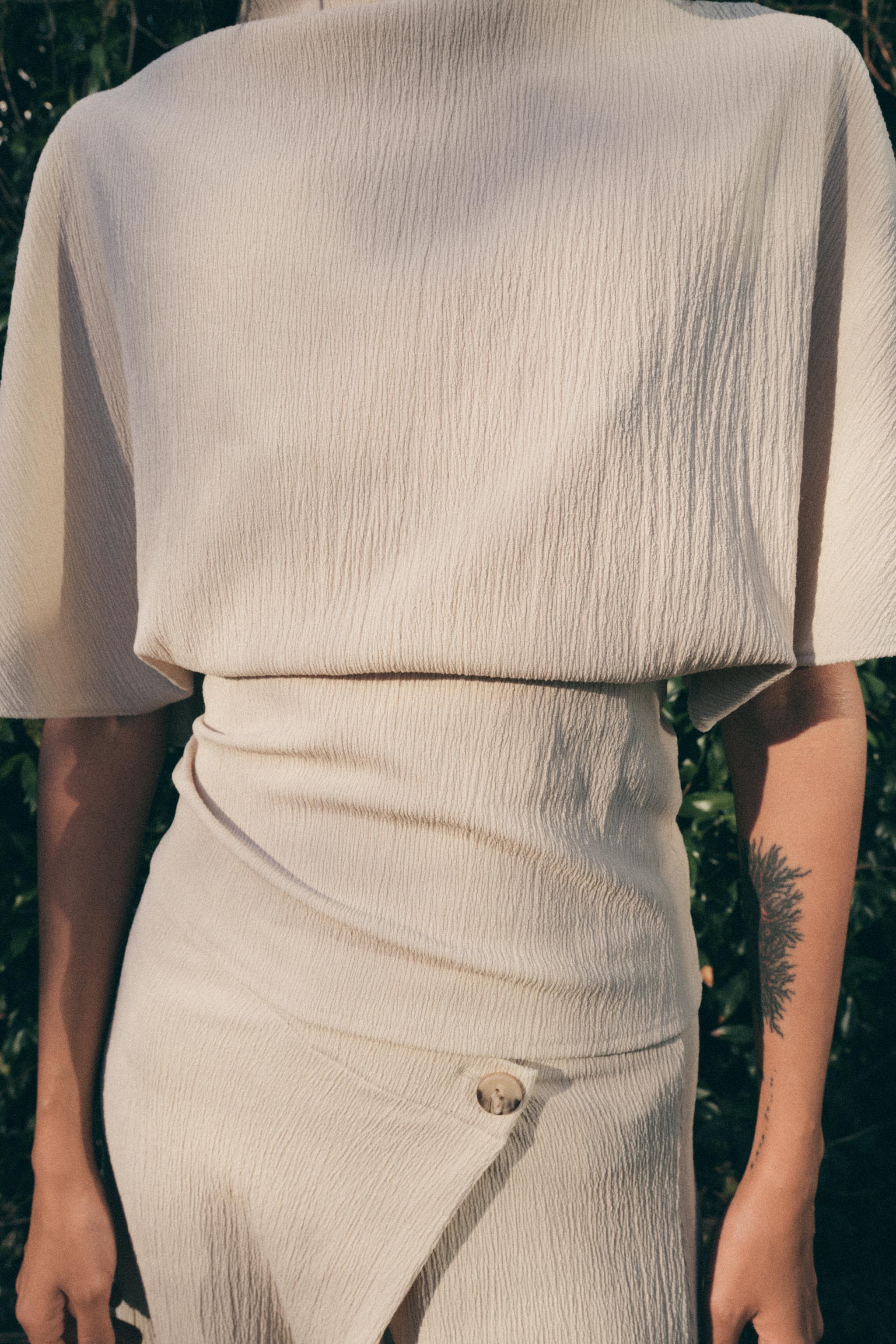 PLEATED TEXTURED TOP